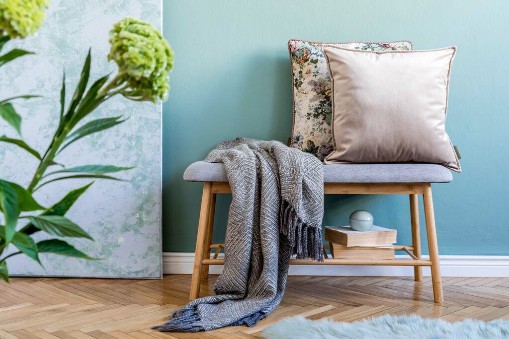 Décorer avec des textiles : comment combiner coussins, rideaux et tapis ? 