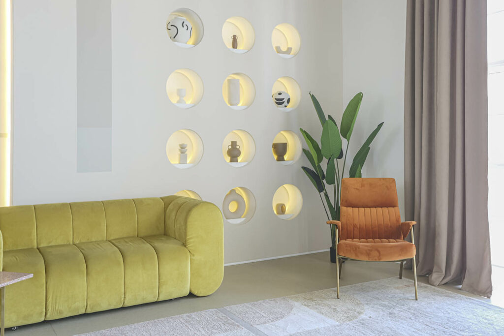 Murs en scène : Astuces pour décorer les murs de votre salon