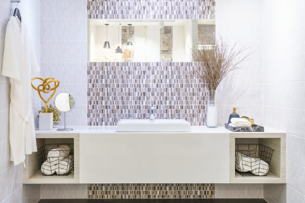 Agencement de la salle de bains : Astuces pour un espace pratique et élégant