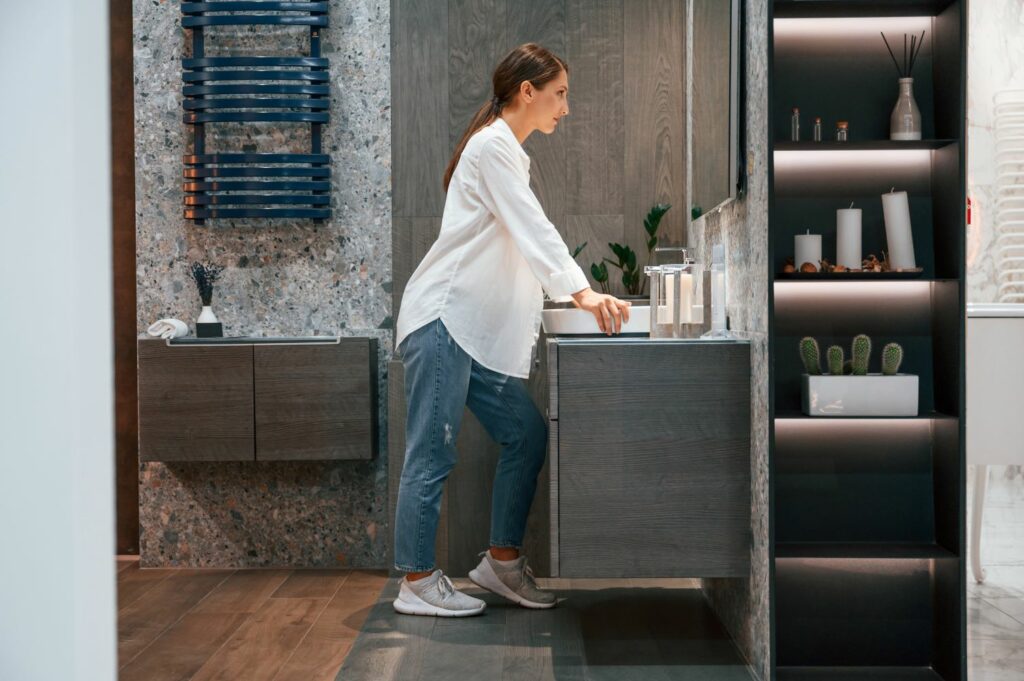 Comment optimiser l’espace dans une petite salle de bains ?