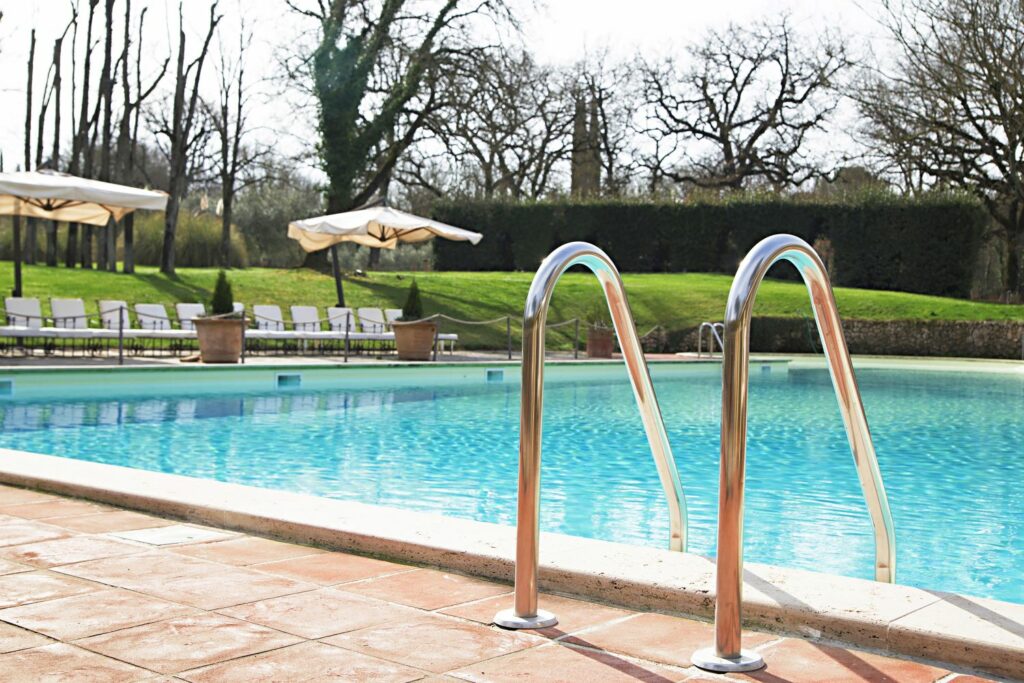 Comment aménager une piscine extérieure élégante ?