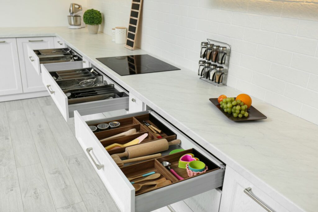 Le rangement de cuisine : astuces pratiques pour un espace fonctionnel