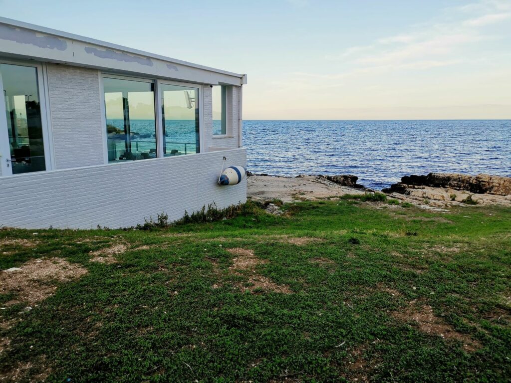 Acheter une maison en bord de mer en été : une décision stratégique