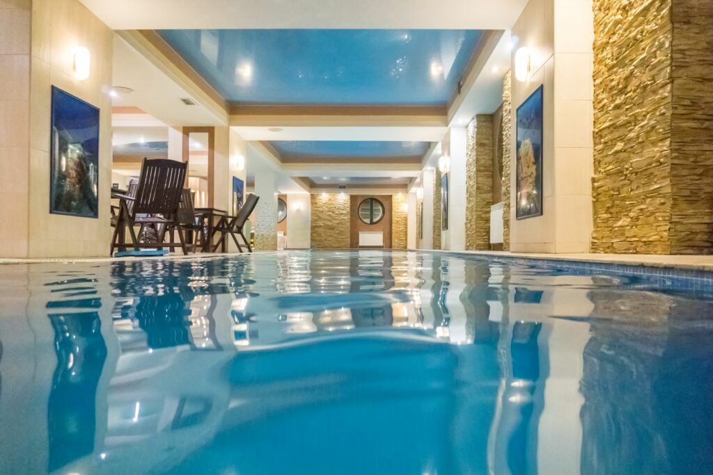 4 astuces pour bien Aménager une piscine intérieure dans votre appartement 