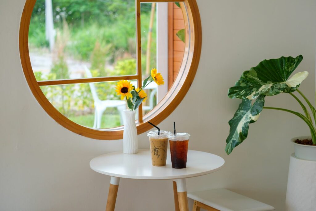 Quel espace prévoir autour d’une table ? Guide pratique pour bien aménager votre intérieur