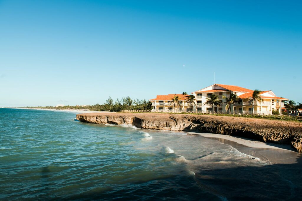 Pourquoi acheter une maison en bord de mer en Tunisie : conseils et opportunités