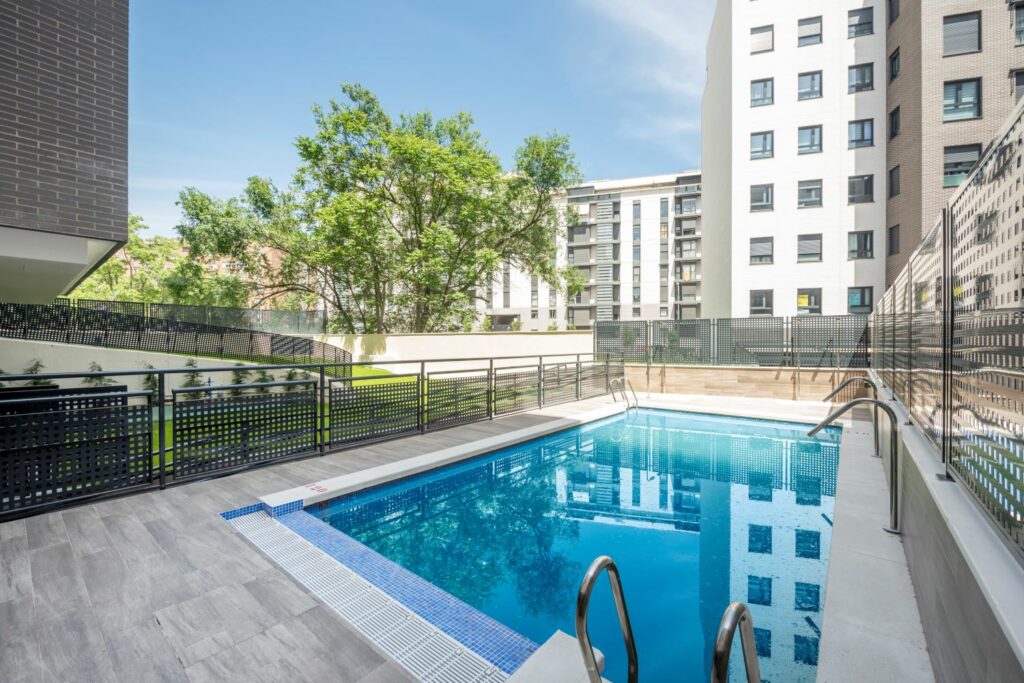 4 astuces clés pour installer une piscine dans votre petit appartement 