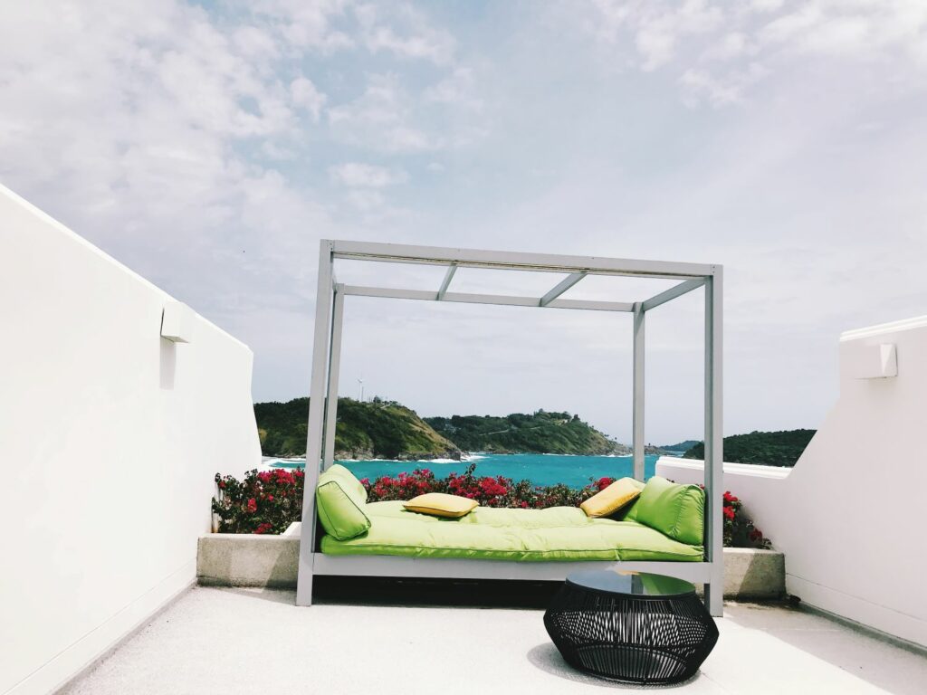 5 idées simples pour réussir l&rsquo;aménagement de votre balcon en été: espace agréable et relaxant